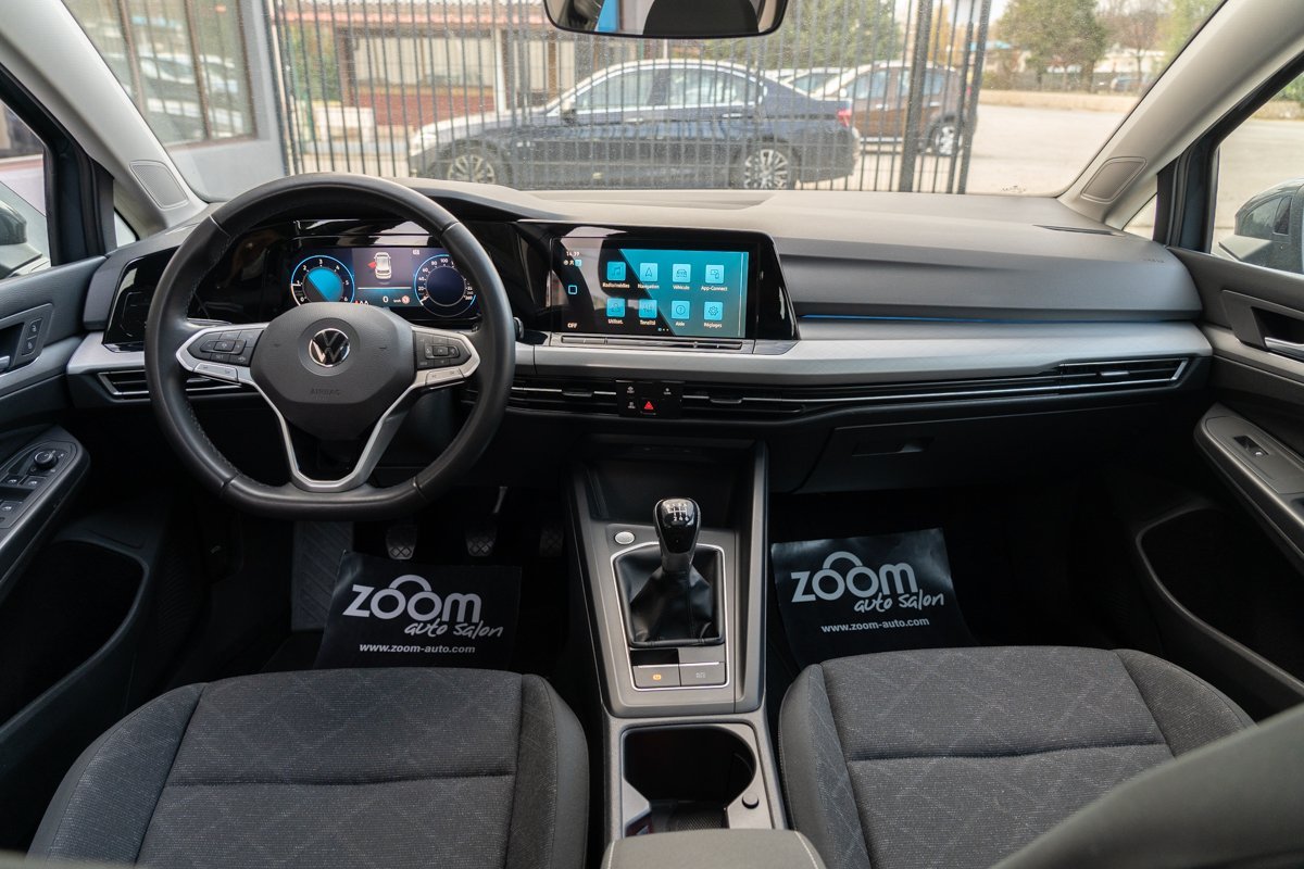 Automobil