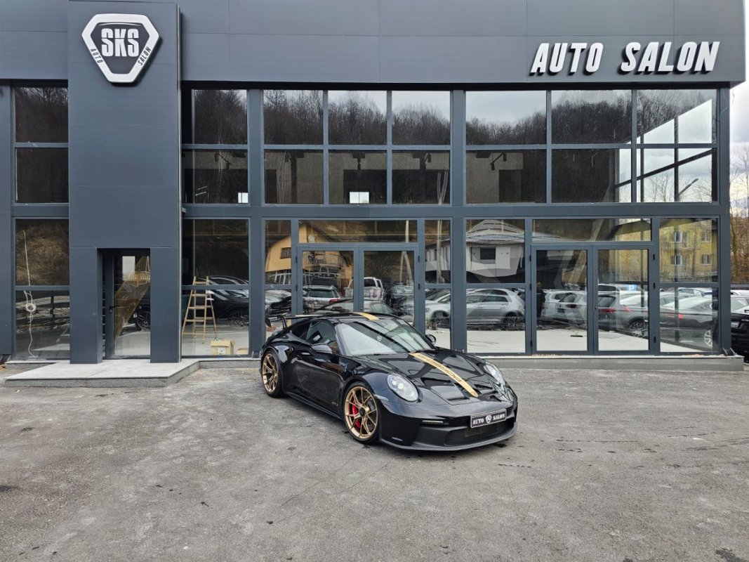 Automobil