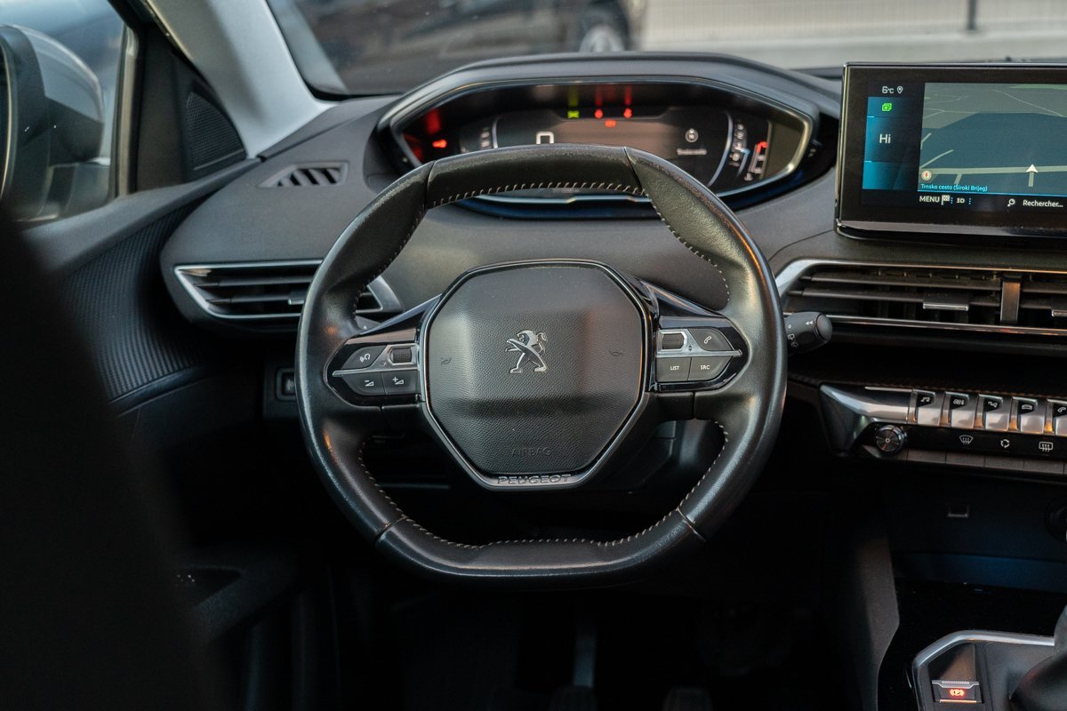 Automobil