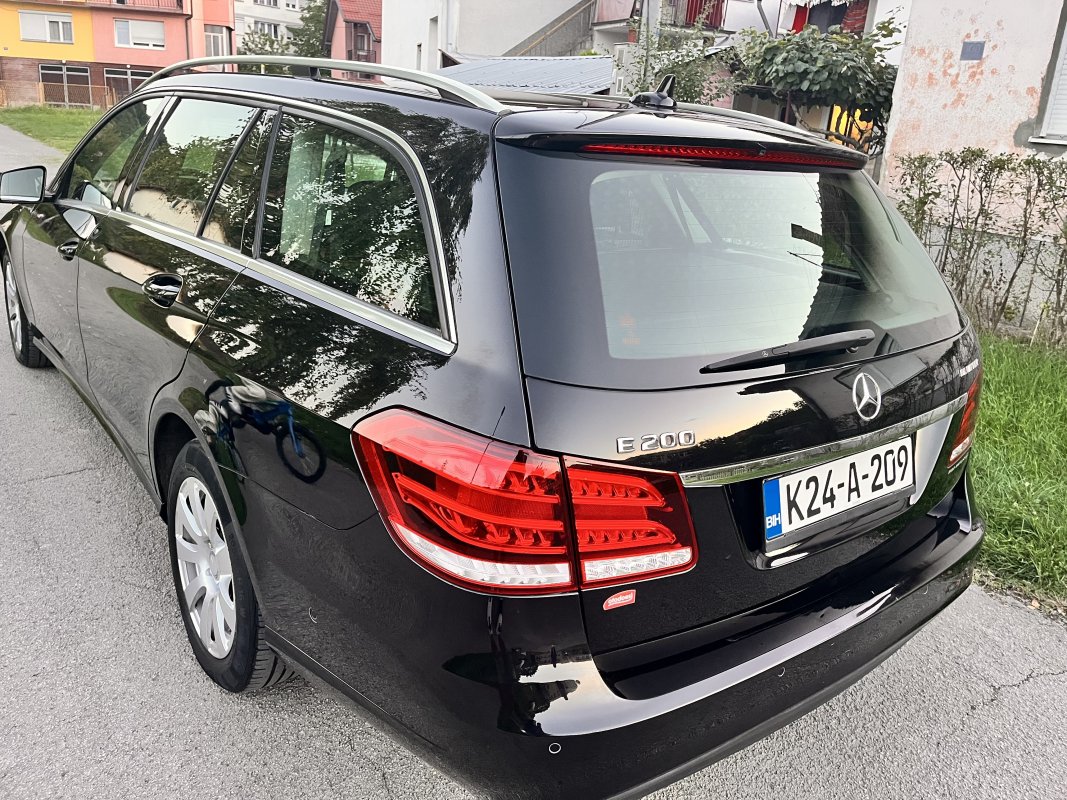 Automobil