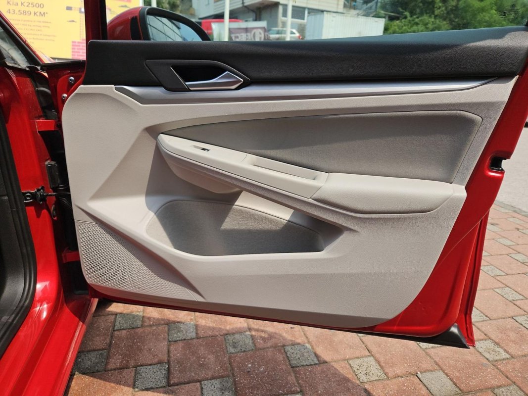 Automobil