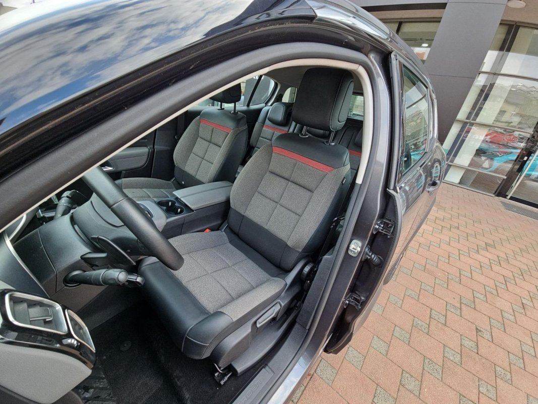 Automobil