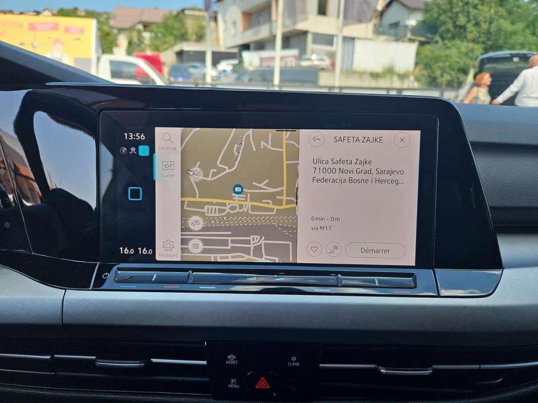 Automobil