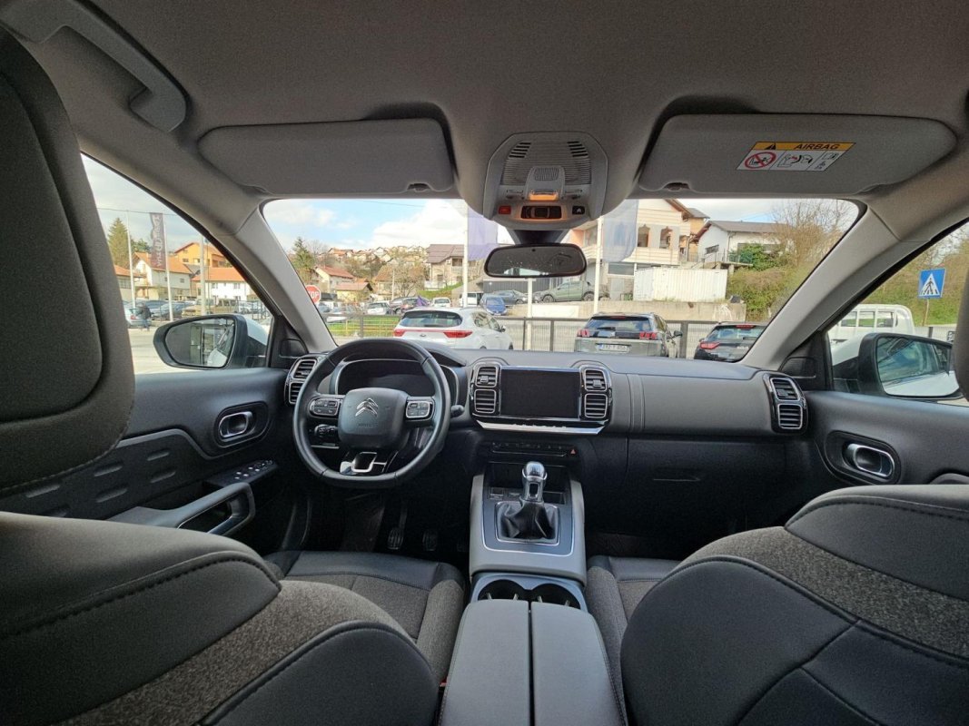 Automobil