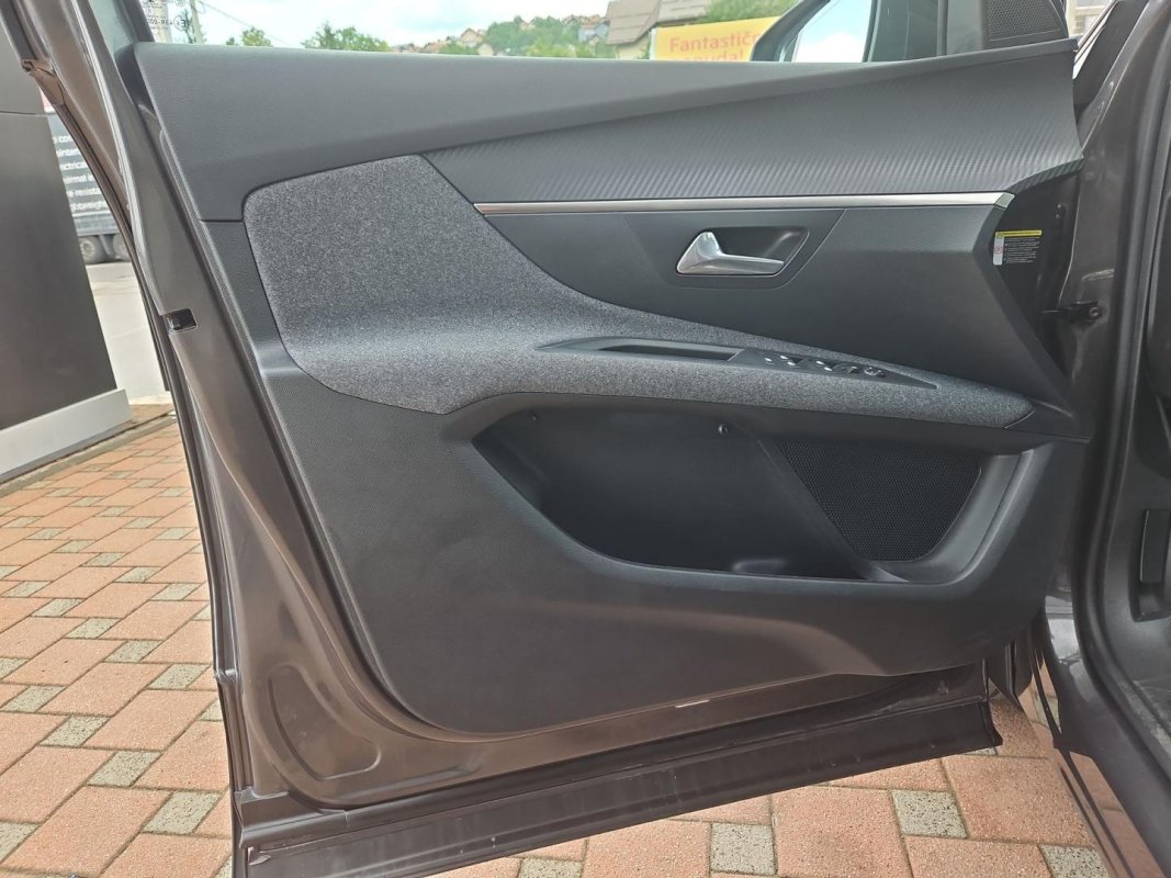 Automobil