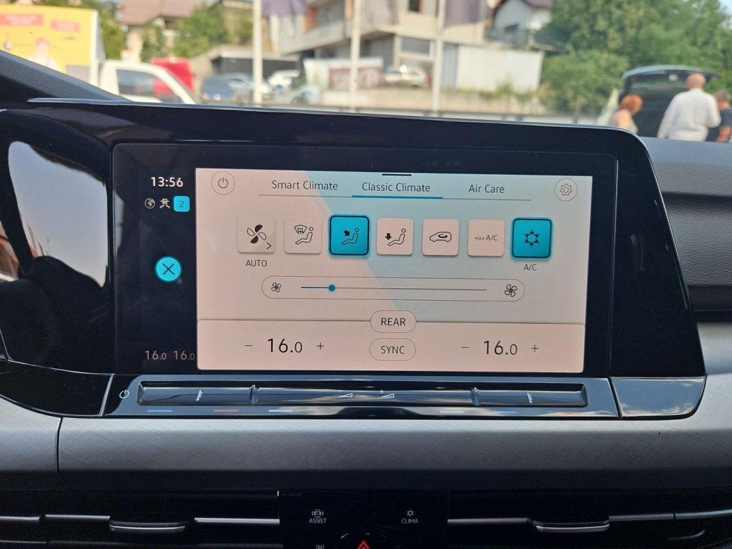 Automobil