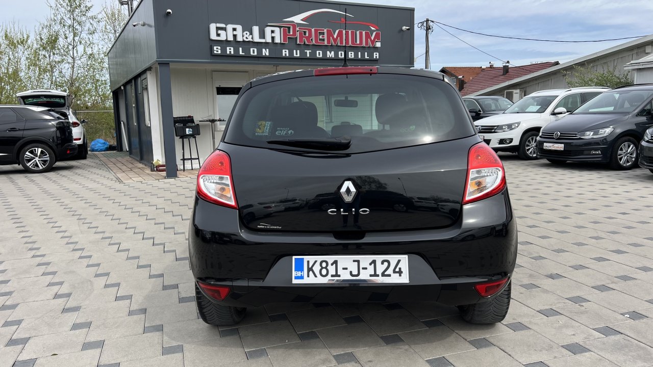Automobil