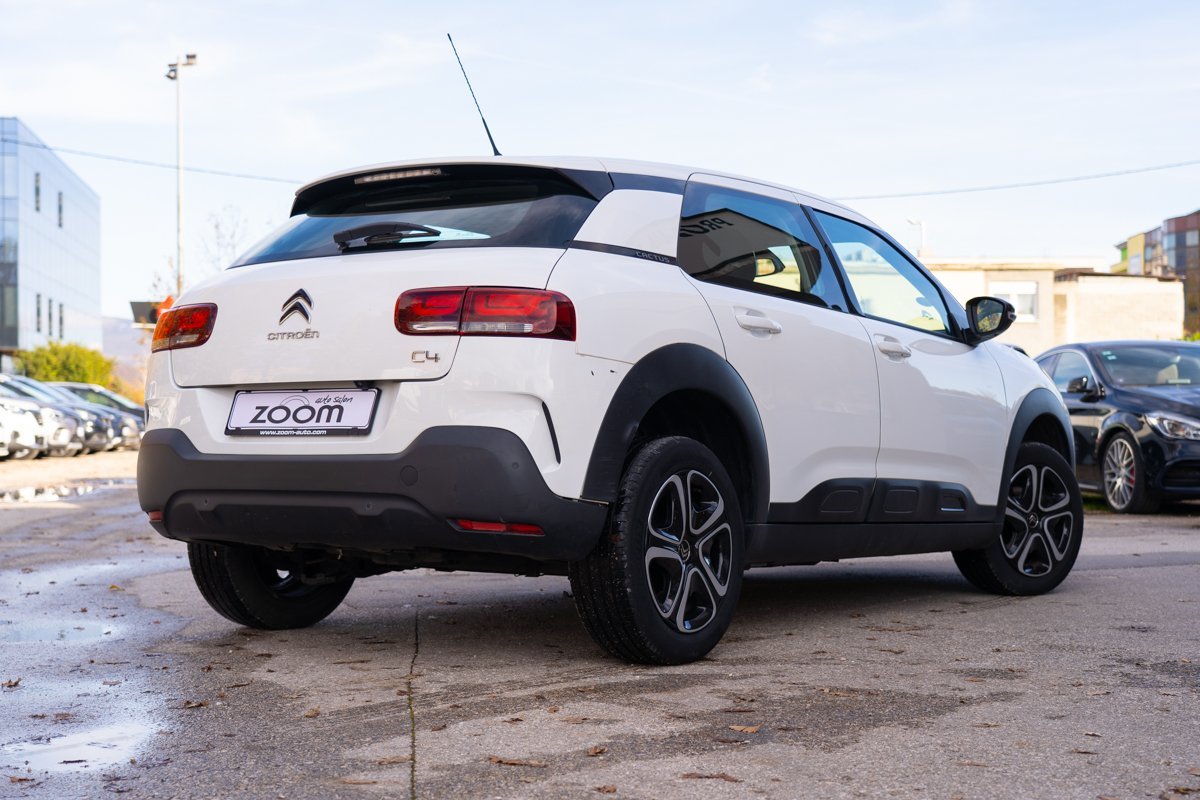 Automobil