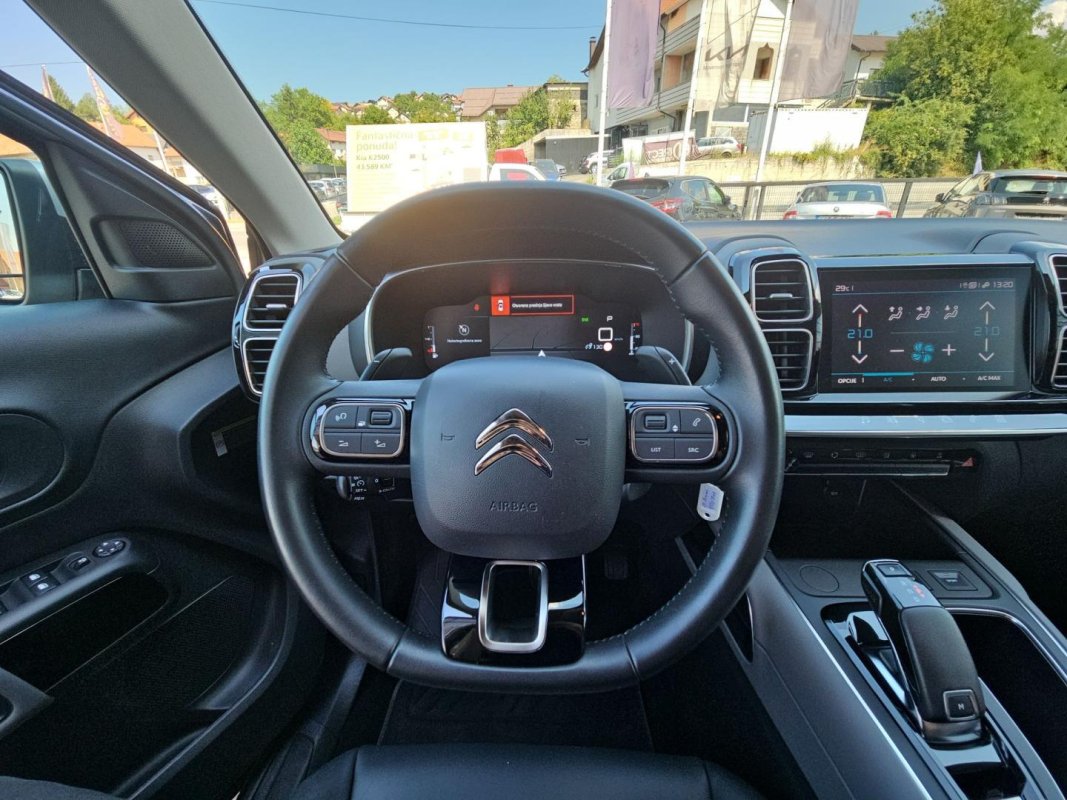Automobil