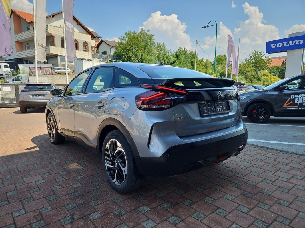 Automobil