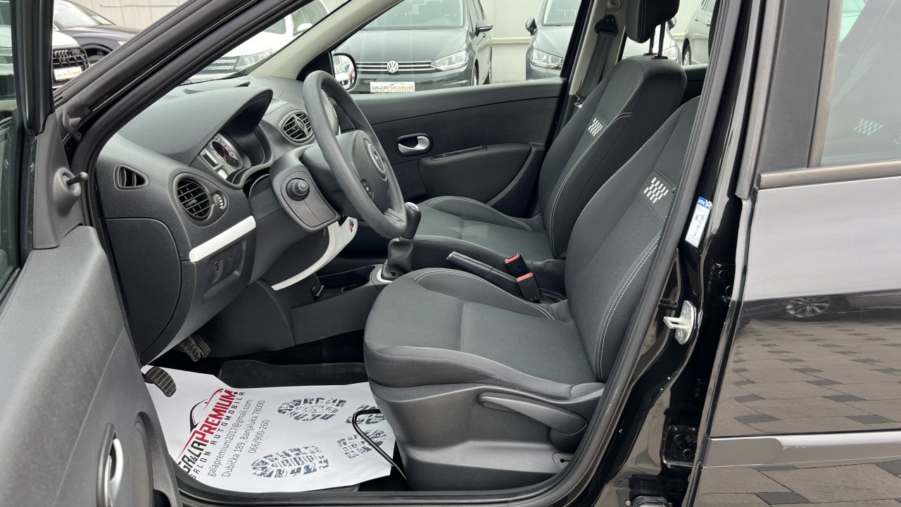 Automobil
