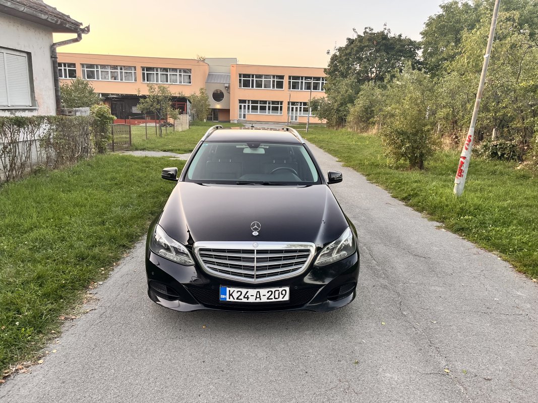 Automobil