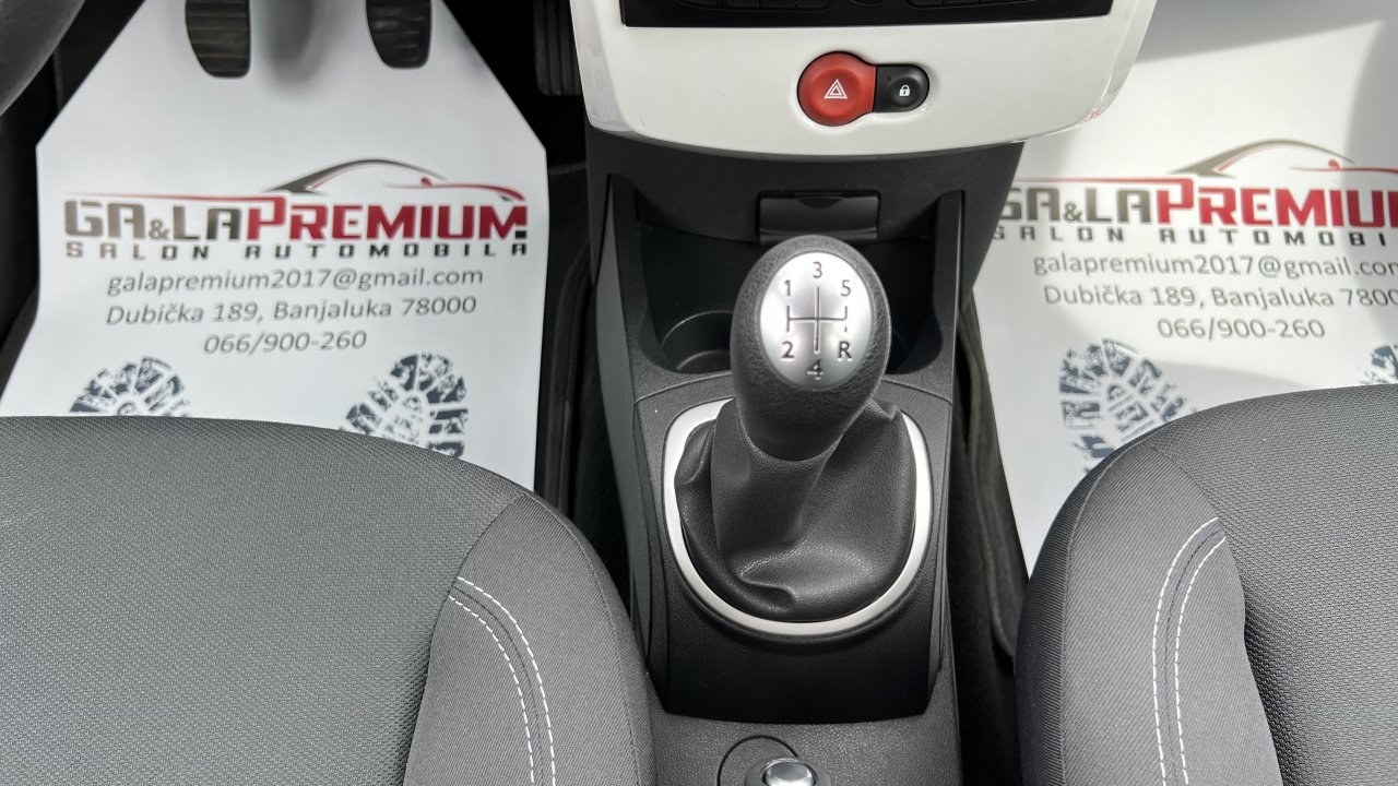 Automobil