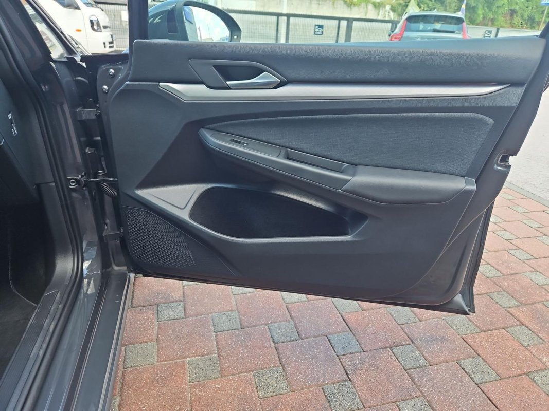 Automobil