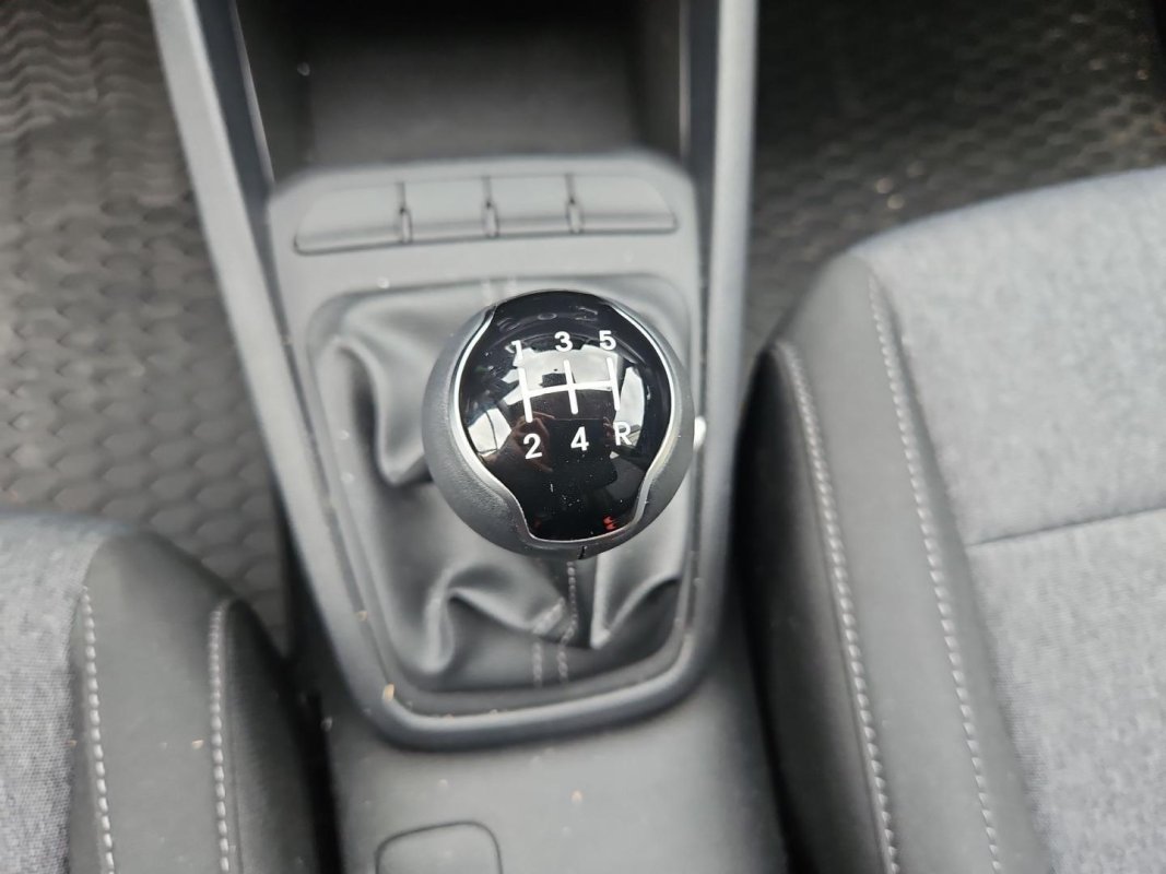 Automobil