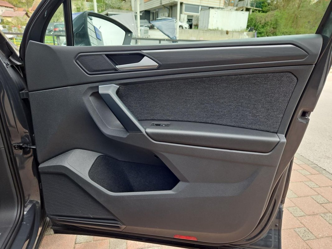 Automobil