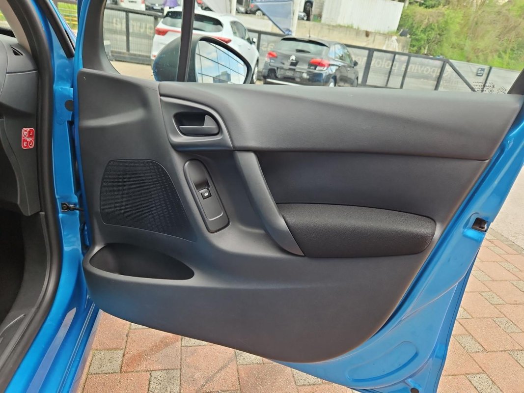 Automobil