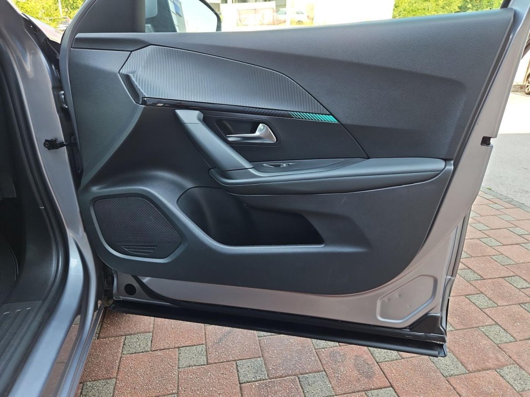 Automobil