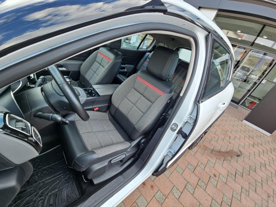 Automobil