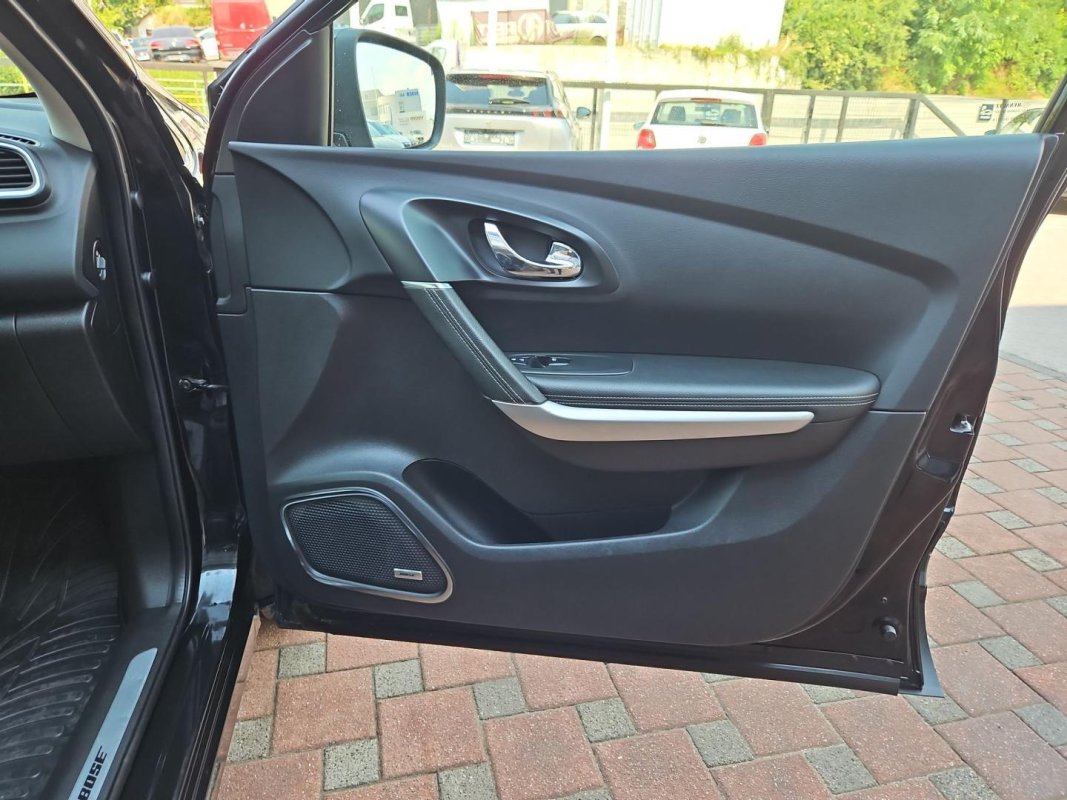 Automobil