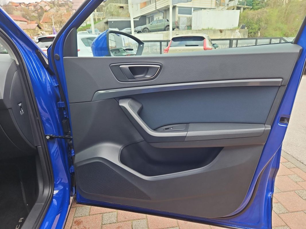 Automobil