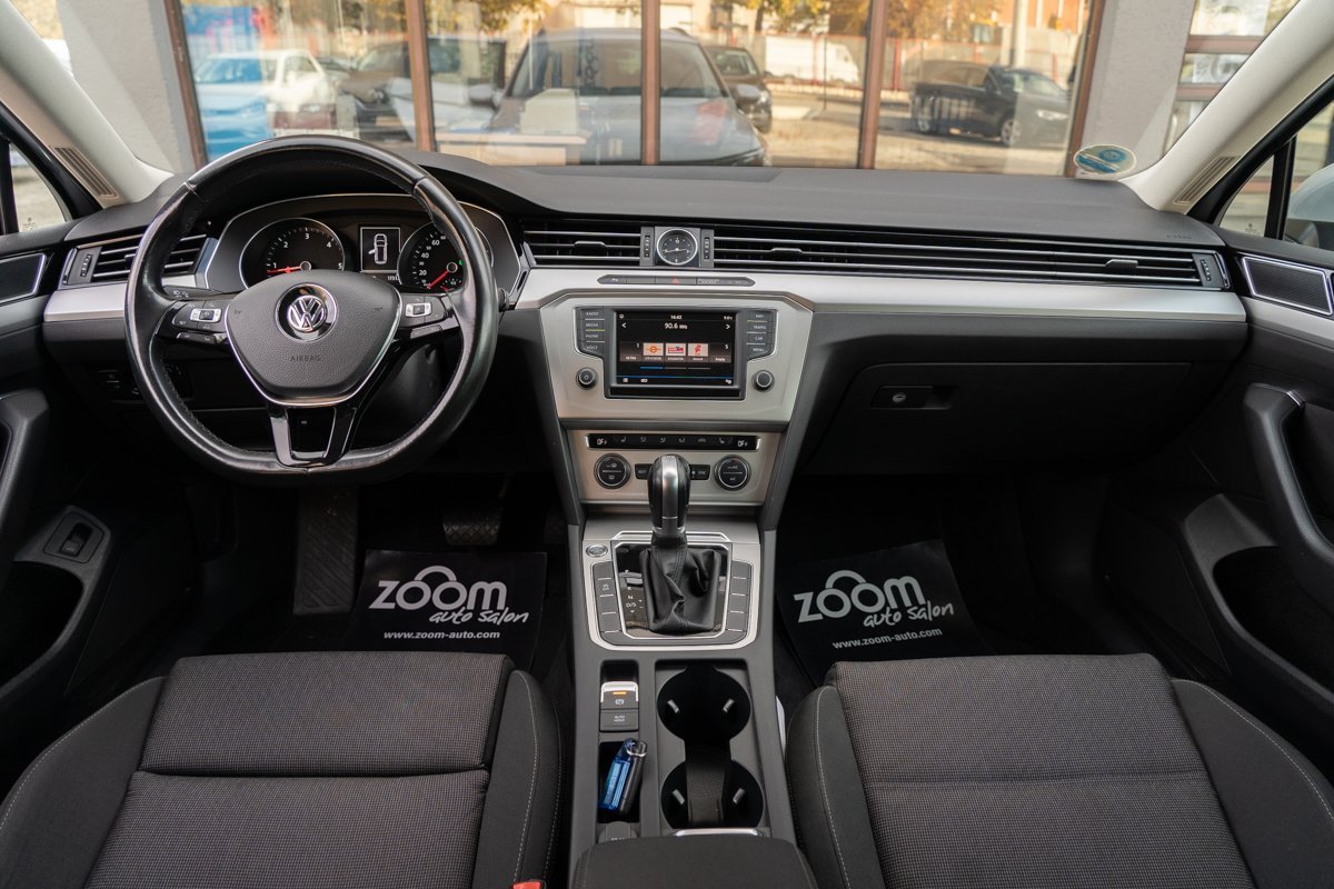 Automobil