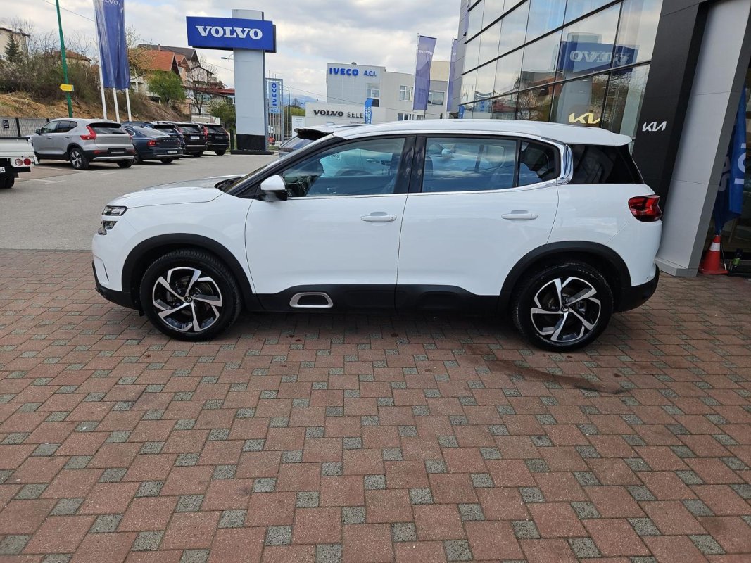 Automobil