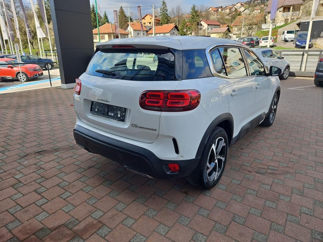 Automobil