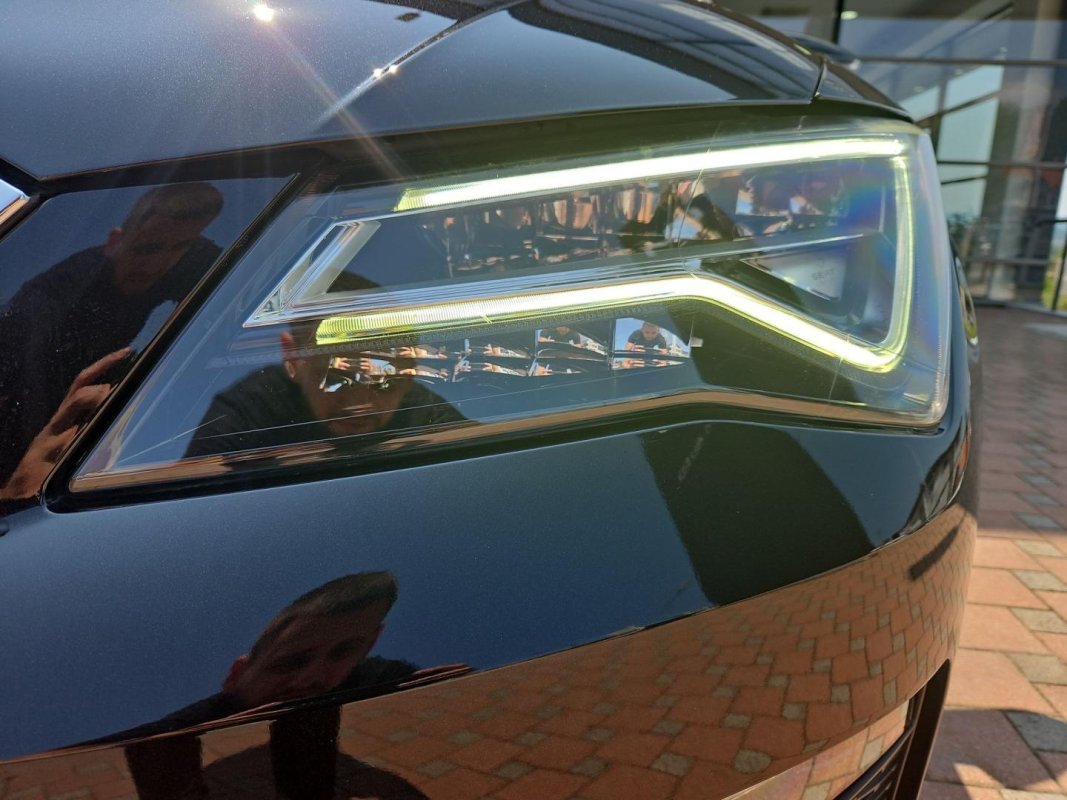 Automobil