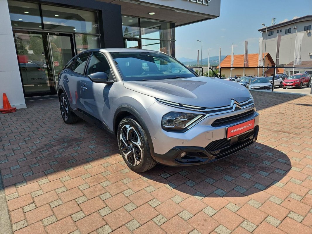 Automobil