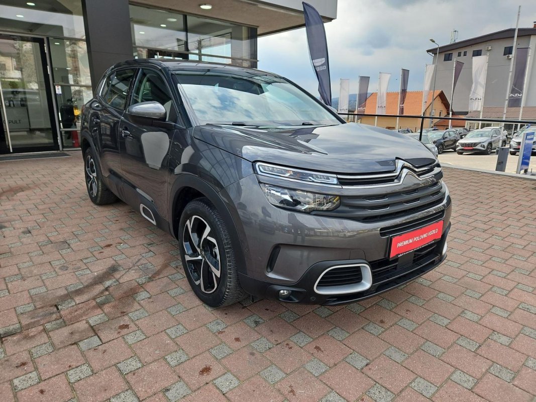 Automobil