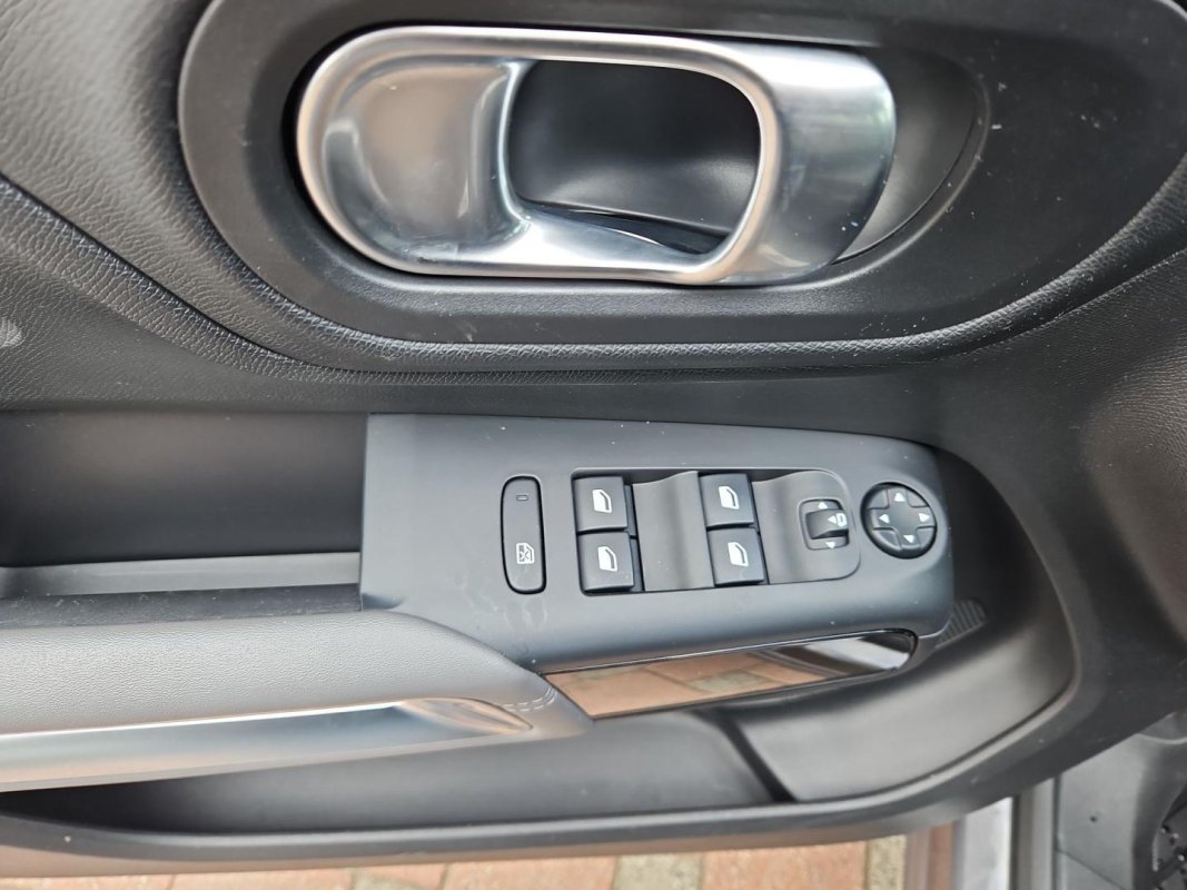Automobil