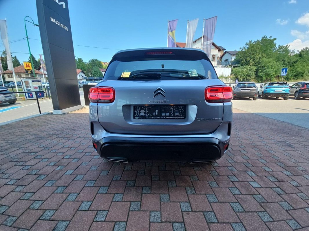 Automobil