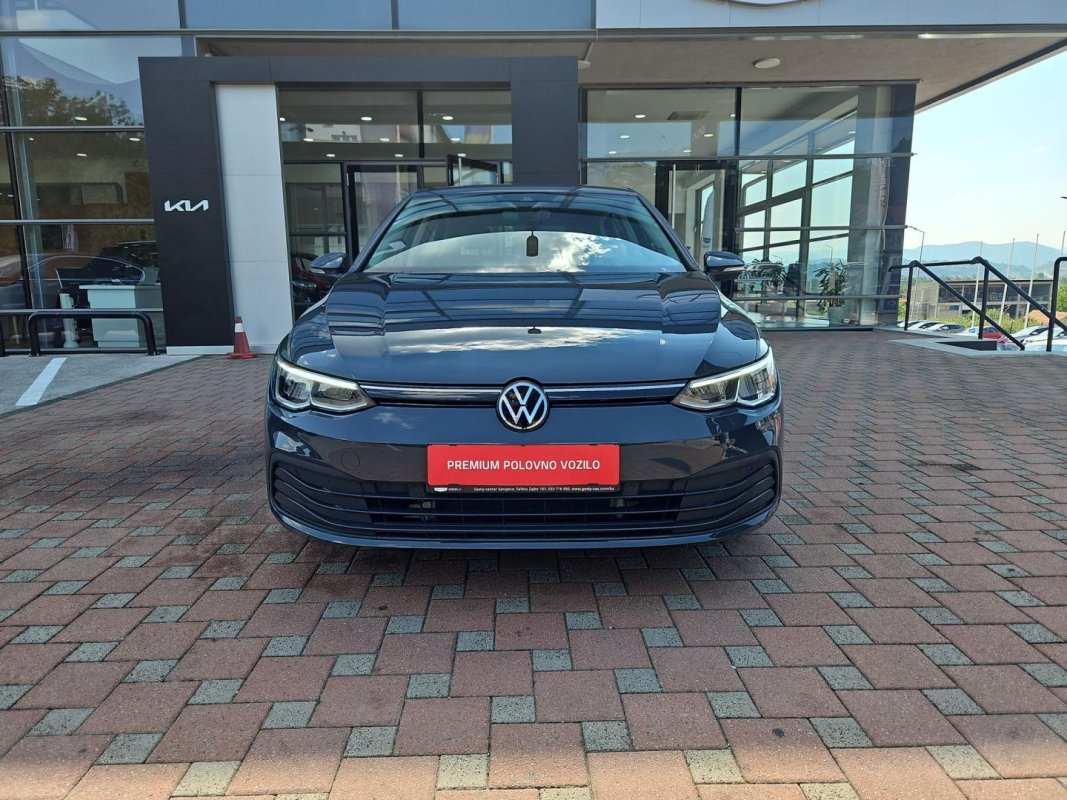 Automobil