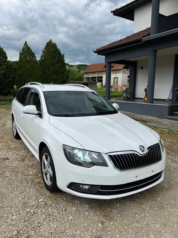 Automobil