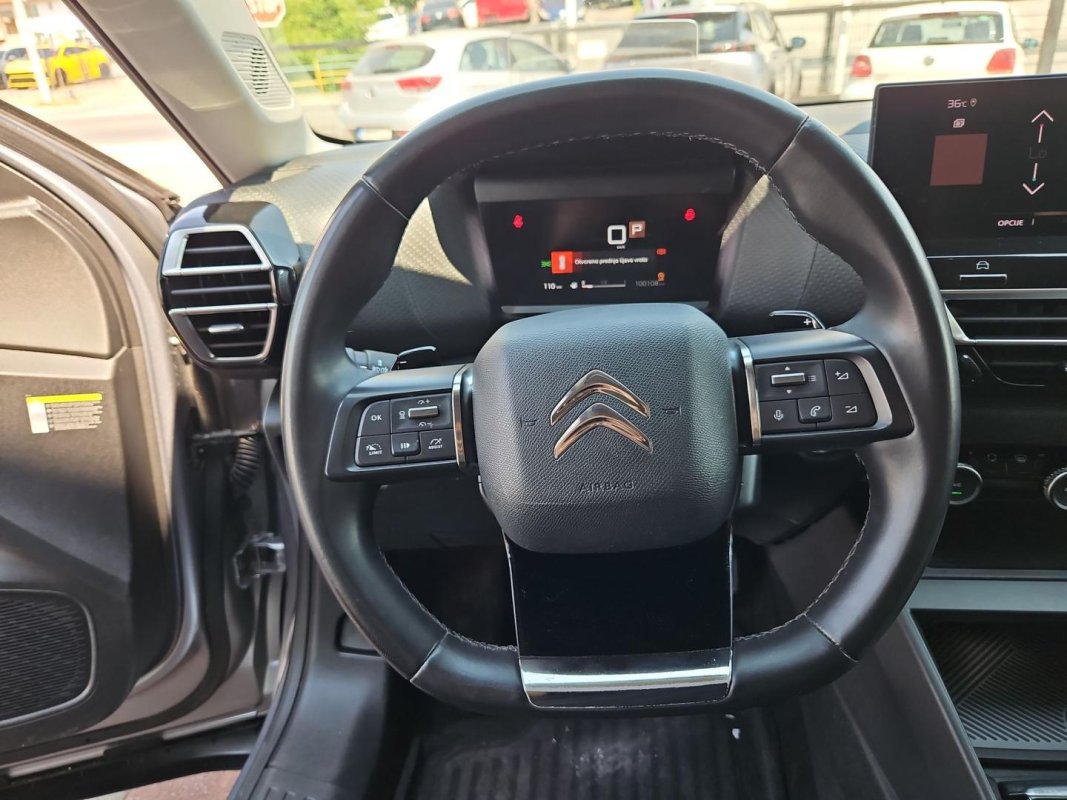 Automobil