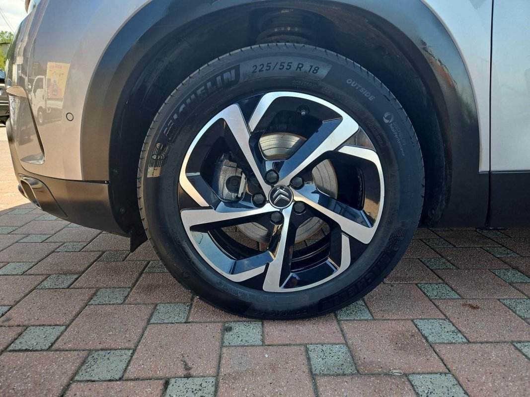 Automobil
