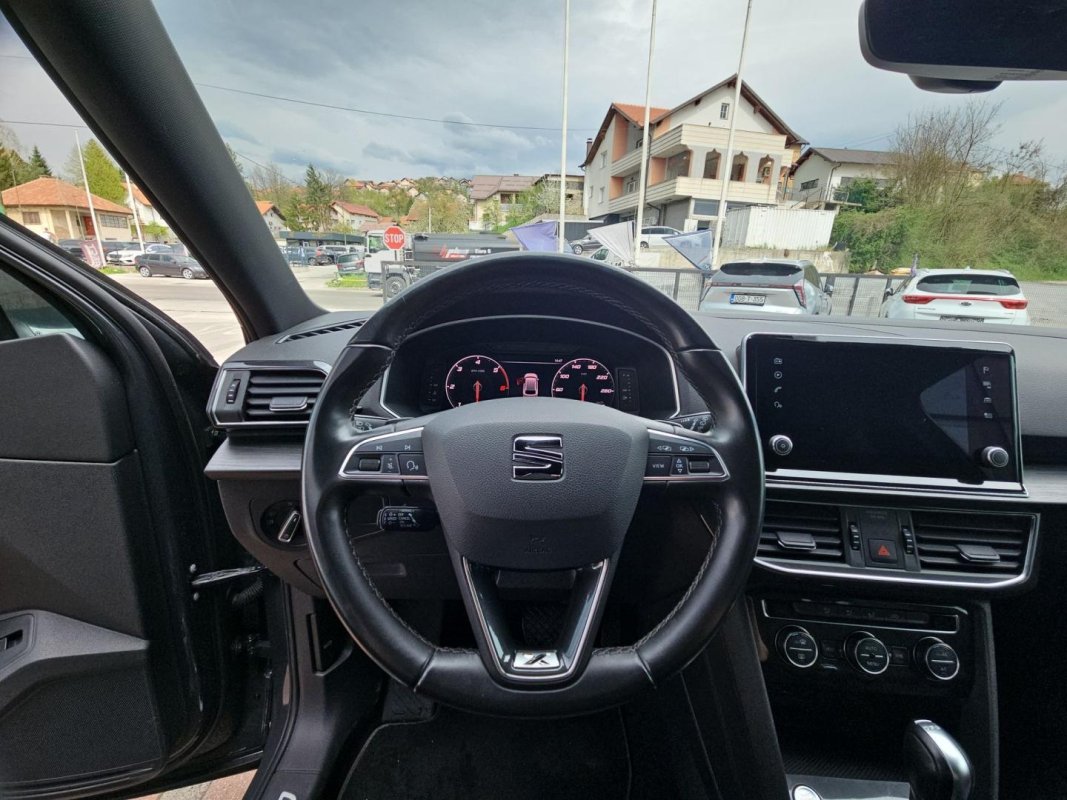 Automobil