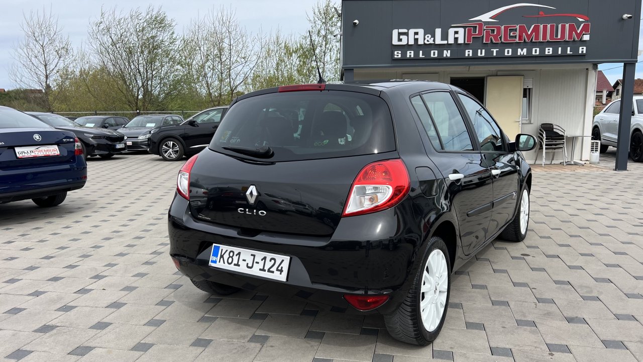 Automobil