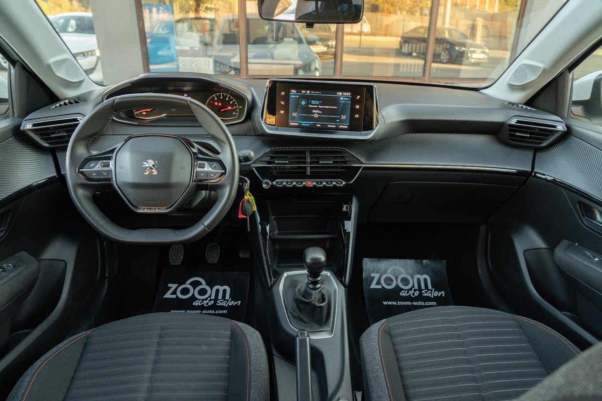 Automobil
