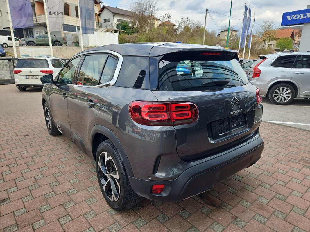 Automobil