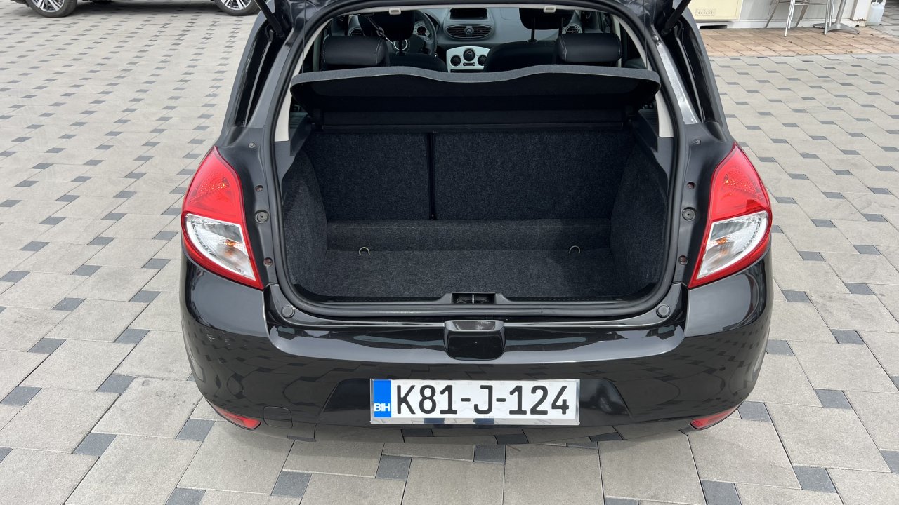 Automobil