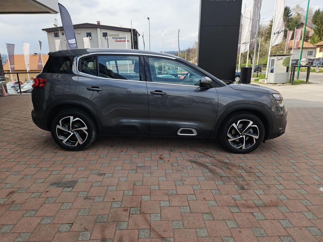 Automobil