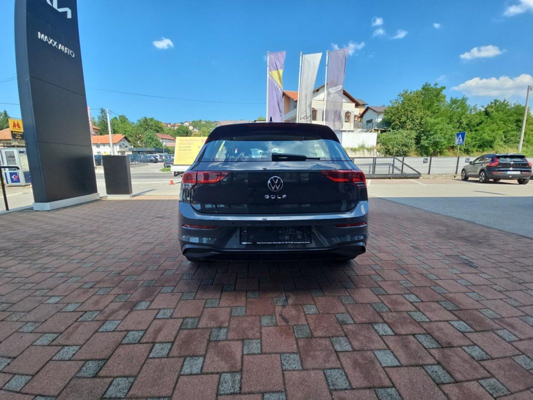 Automobil
