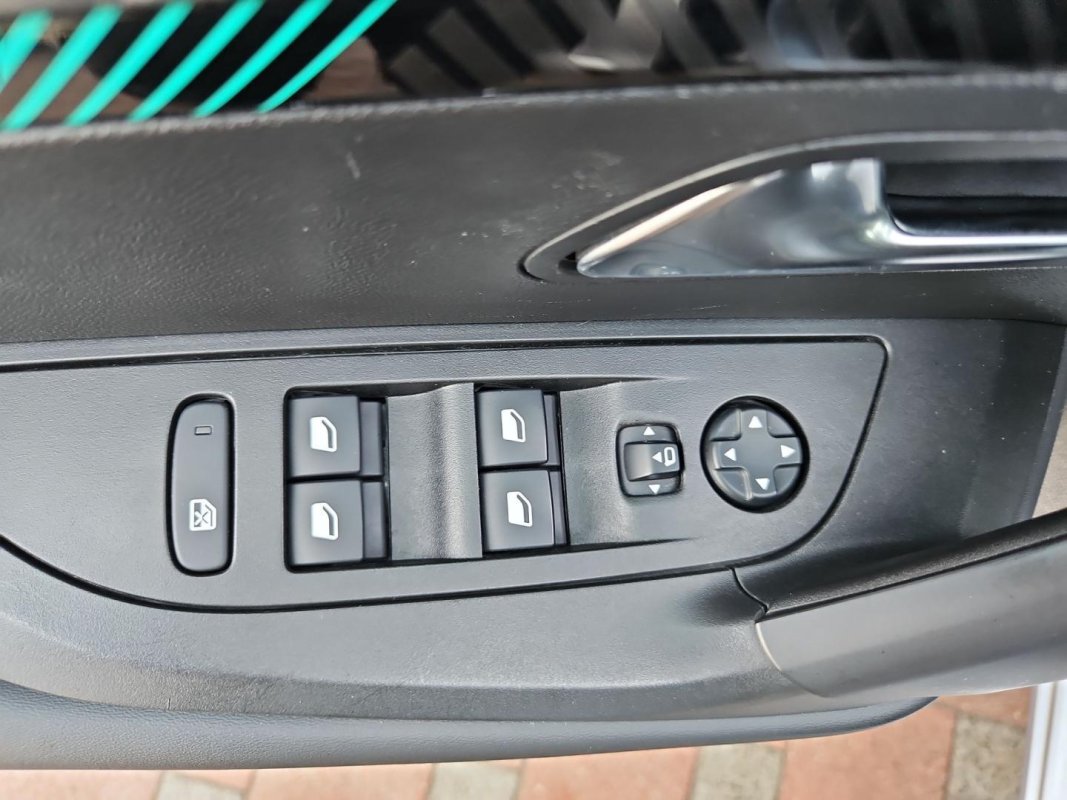Automobil