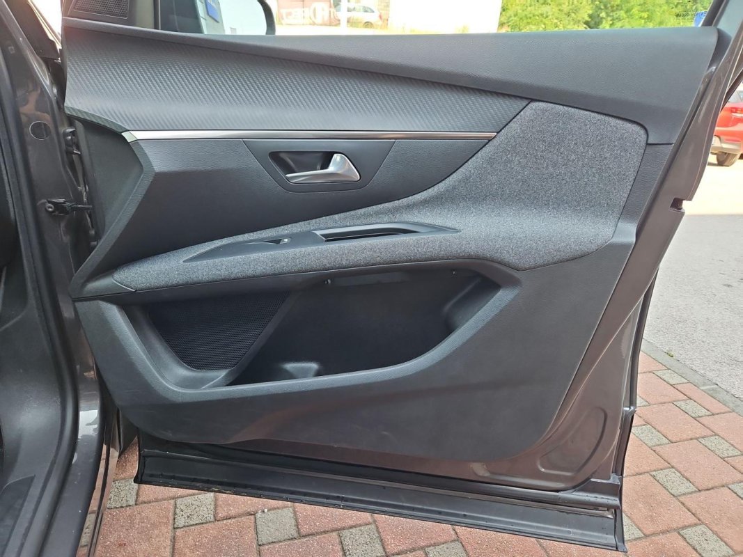 Automobil