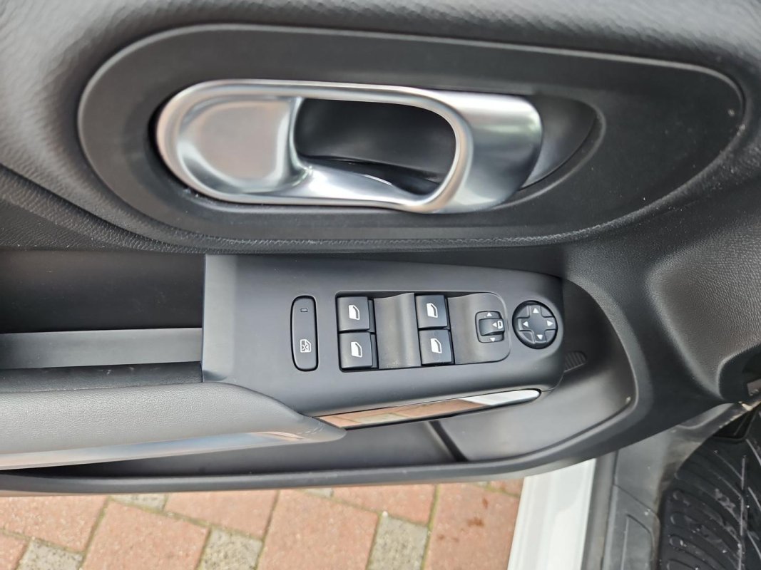 Automobil