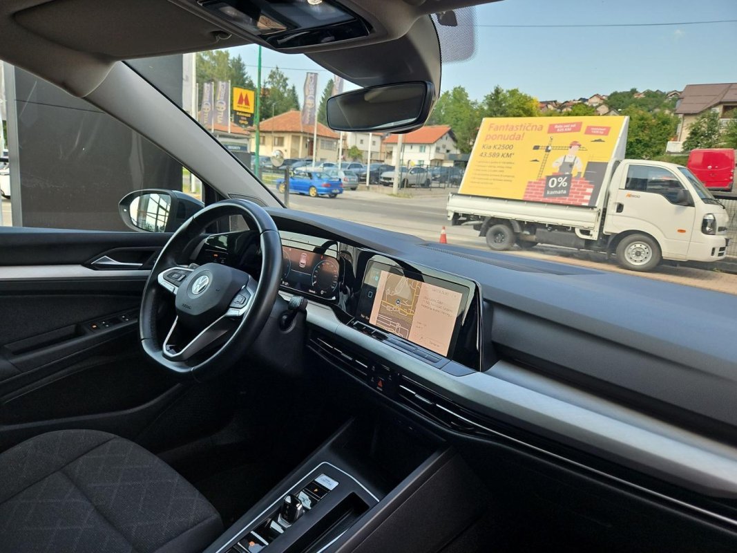 Automobil