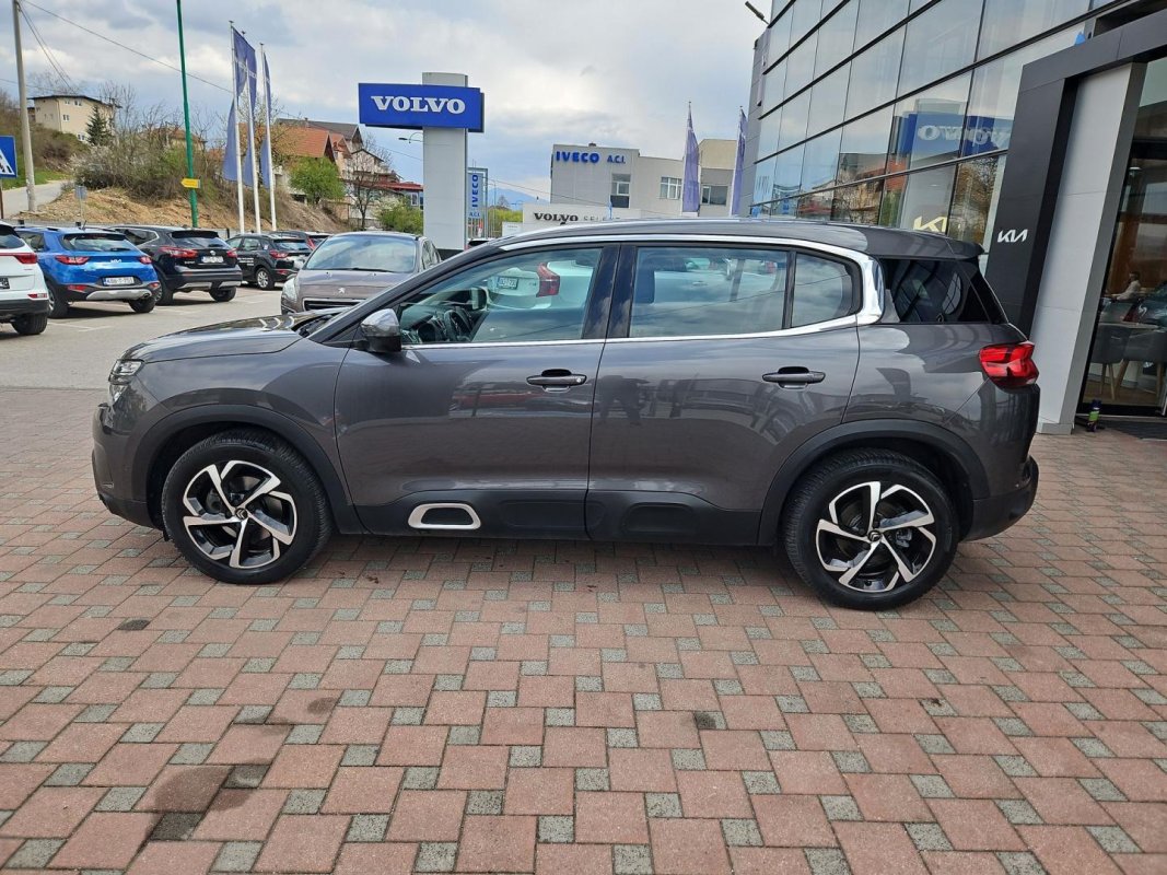 Automobil