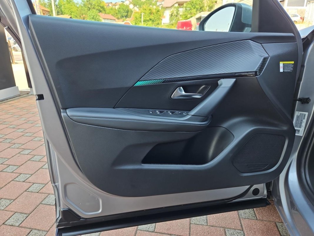 Automobil